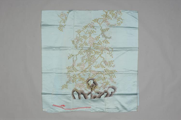 湖色缎平金绣藤萝纹袍料