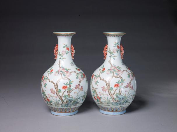 粉彩榴花禽蝶图瓶