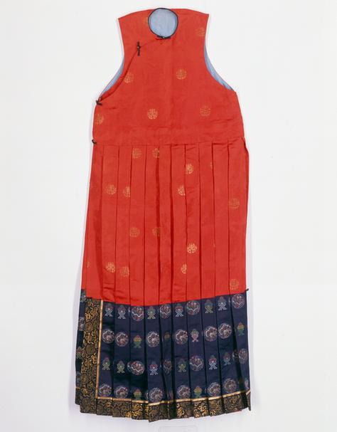 大红色织金缎接石青色寸蟒妆花缎夹朝裙