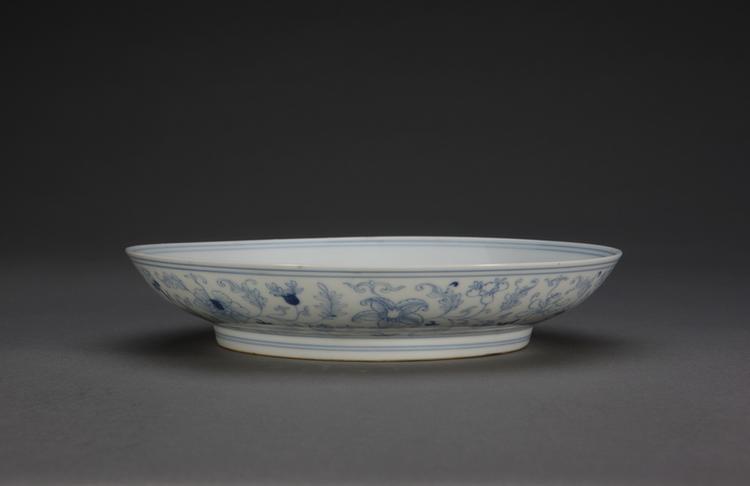 雍正款淡描青花缠枝花纹盘