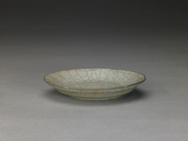 哥窑青釉葵瓣口盘