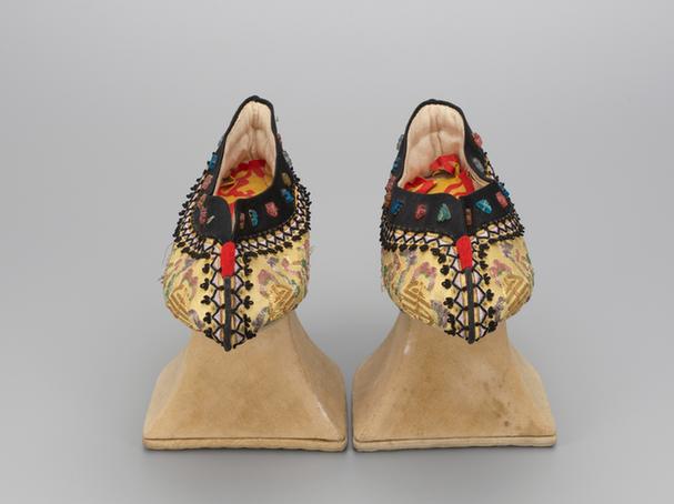 黄色缎平金绣福寿纹嵌料珠花盆底夹鞋