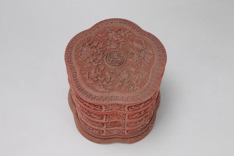 剔红开光花卉纹梅花式三层套盒