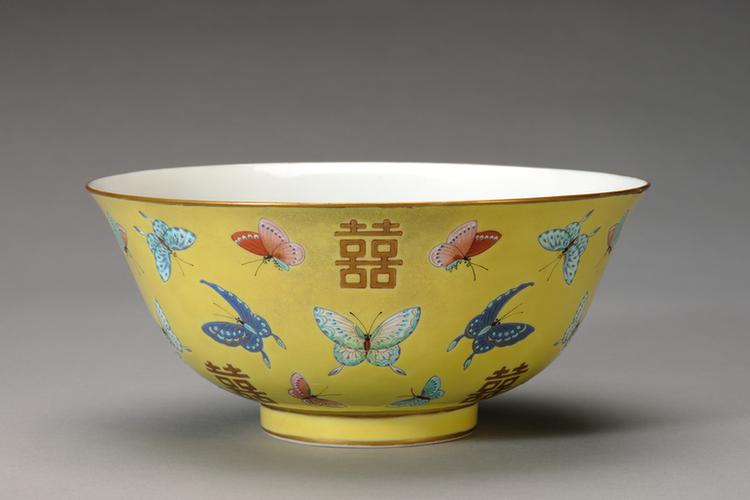 同治款黄地粉彩蝴蝶纹“喜”字碗