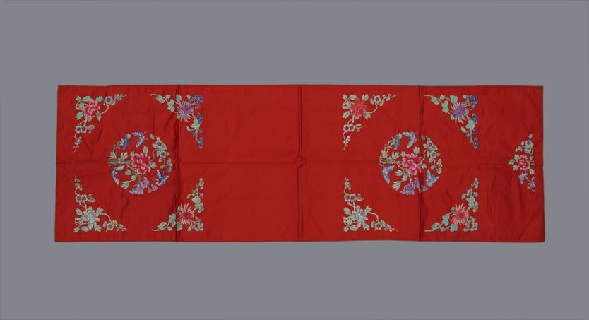 红色缎绣玉堂富贵纹椅帔