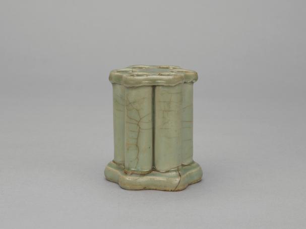 龙泉窑青釉六孔花插