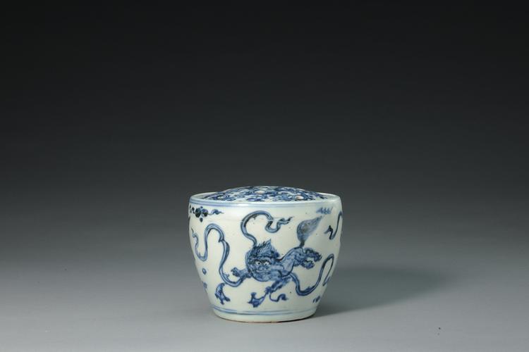 青花狮纹九孔花插