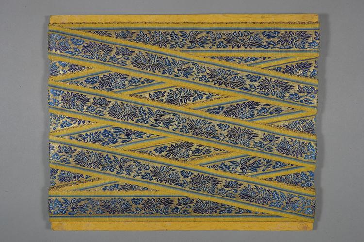 金地三蓝九花纹绦