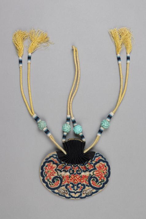 石青色缎口满纳菊花盘肠纹椭圆荷包