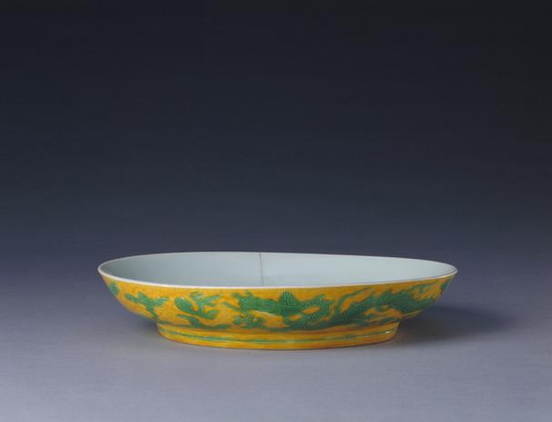 正德款里白釉暗龙外黄地绿彩云龙纹盘