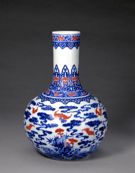 青花釉里红云蝠纹天球瓶