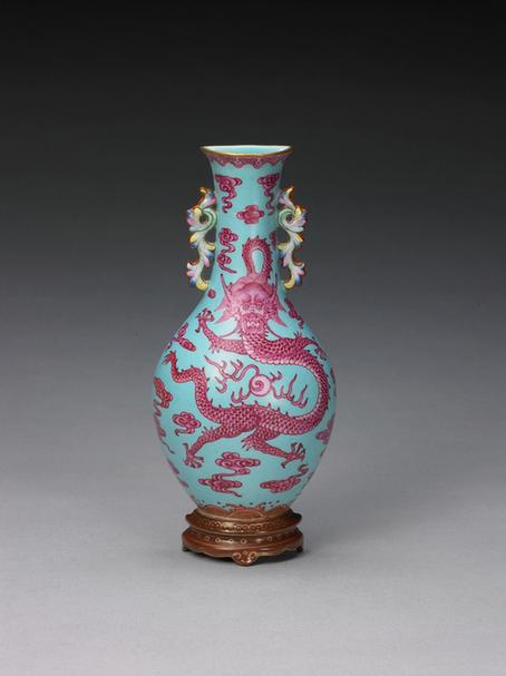 乾隆款松石绿地胭脂红彩云龙纹壁瓶