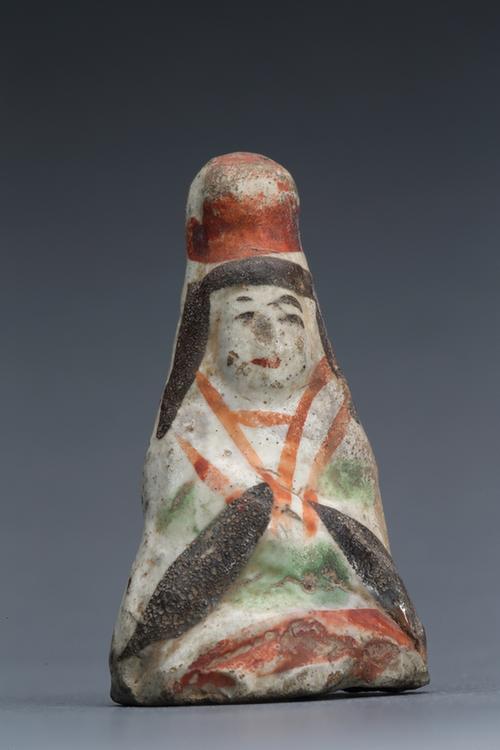 五彩瓷高冠女人坐像