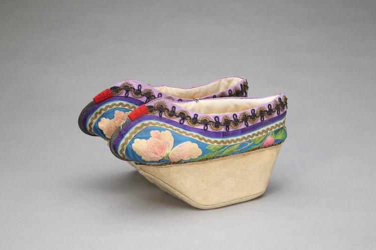 品月色缎绣牡丹纹元宝底棉鞋