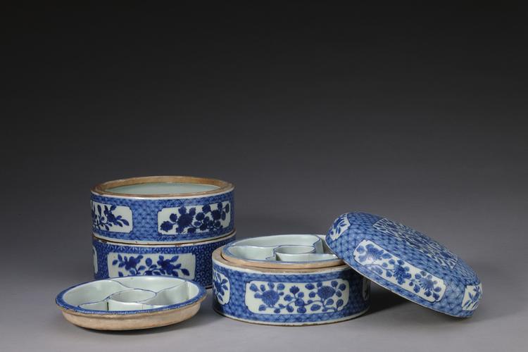 万历款青花锦地开光花卉纹屉盒