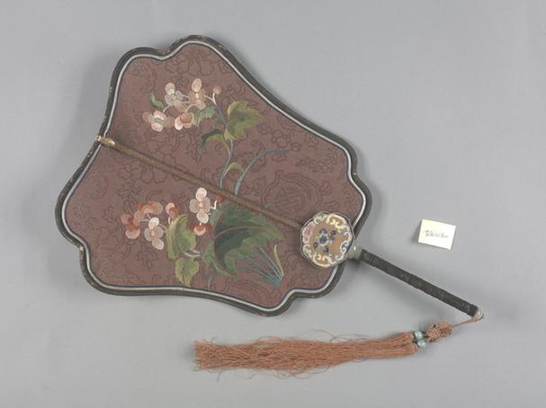 赭色纱绣秋海棠花图面乌木雕花柄团扇