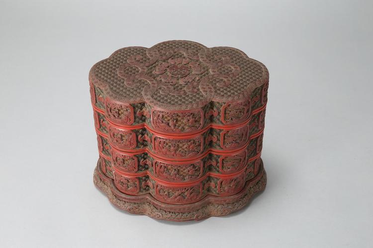 乾隆款剔红五蝠捧寿纹开光鹤鹿图如意式三层套盒