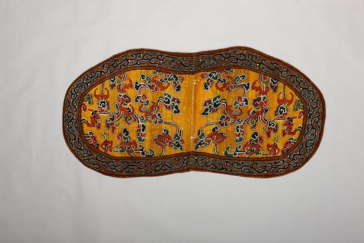 黄色栽绒织云蝠纹鞍韂