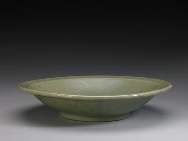 龙泉窑青釉划花缠枝莲纹折沿盘