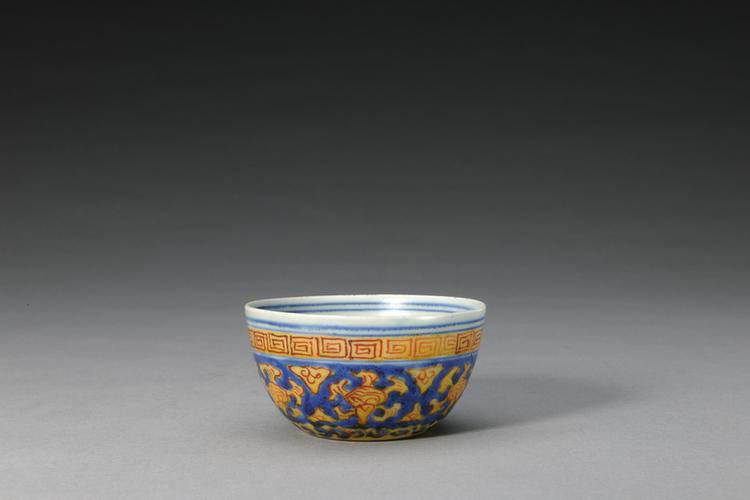 嘉靖款青花黄釉描红杯