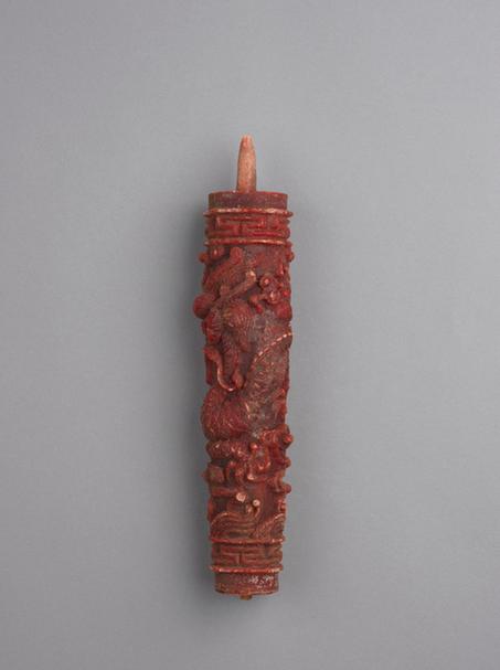 红色云龙纹圆蜡