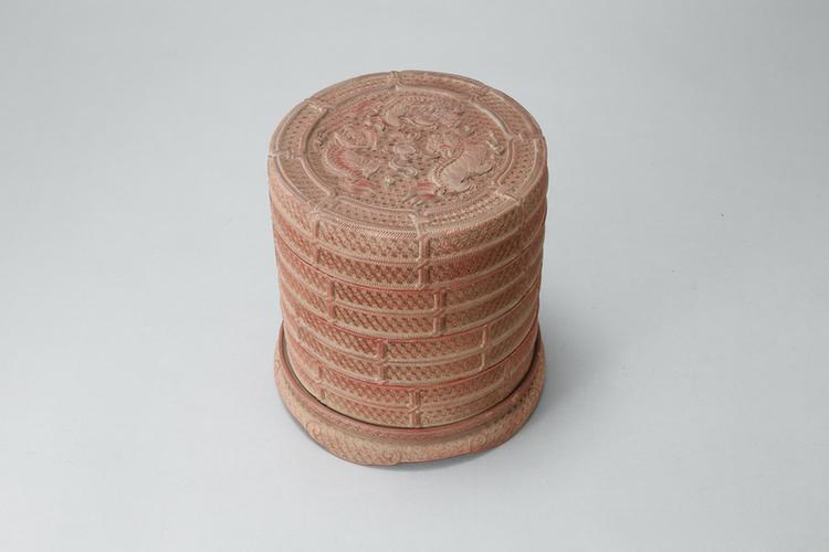 剔红三狮戏球图带座三层套盒