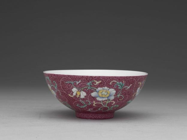 洋彩洋红地花卉三多小碗