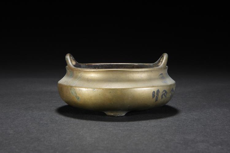 宣德款铜凤眼耳三足炉