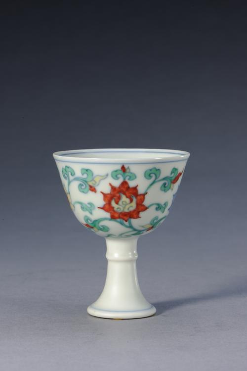 成化款斗彩缠枝莲纹高足杯