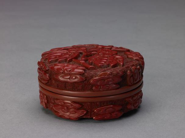 剔红双面海棠纹圆盒