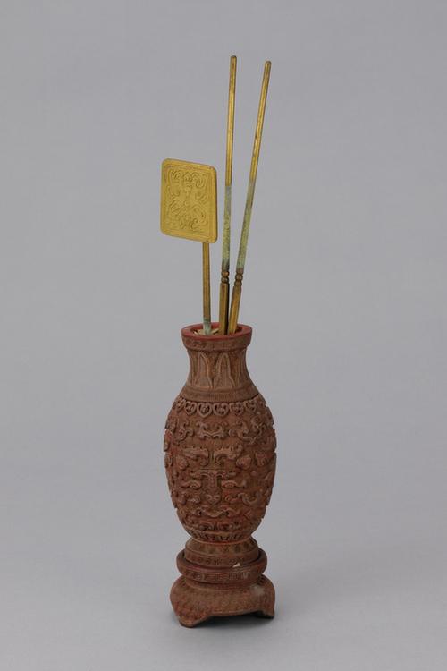 剔红夔凤纹方口瓶