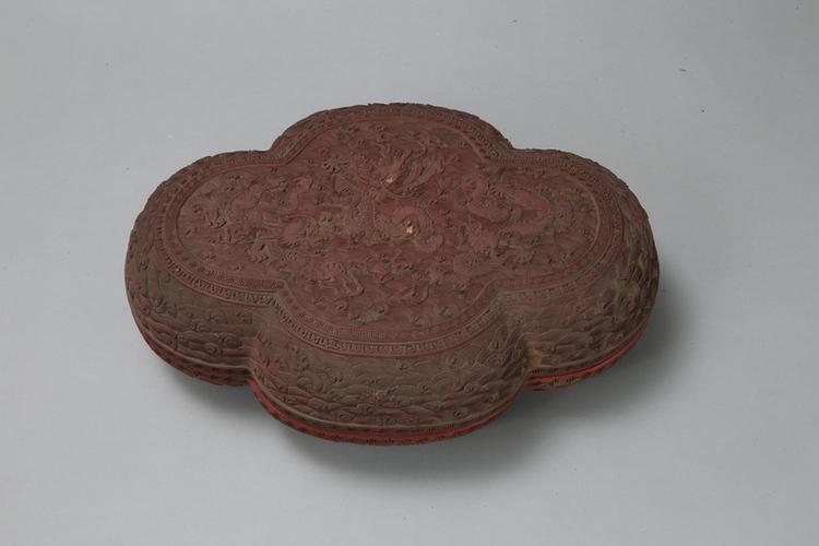 剔红海水龙珠纹海棠式盒