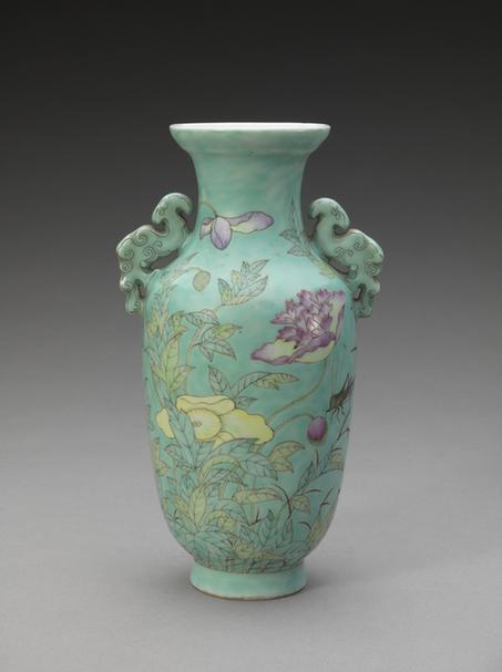 绿地粉彩草虫花卉纹双耳瓶