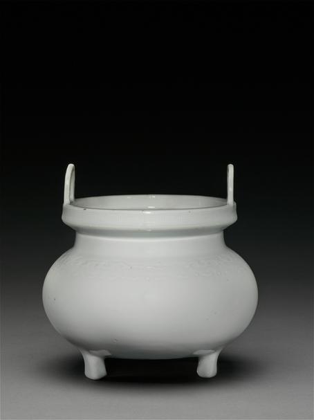 白釉暗花纹双耳三足炉