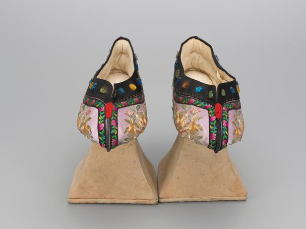 雪灰色缎平金绣灵仙祝寿纹花盆底夹鞋