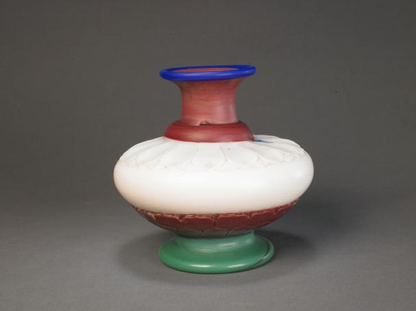 乾隆款白色地套彩色玻璃莲瓣纹瓶