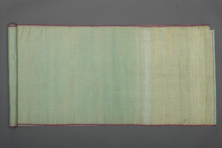 豆青色地小胡桃纹回回织金绸