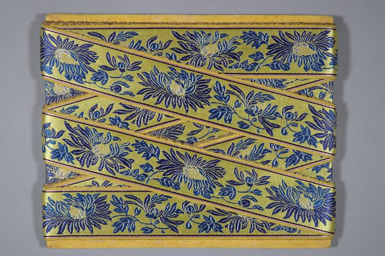 米色缎地织金三蓝九花纹绦