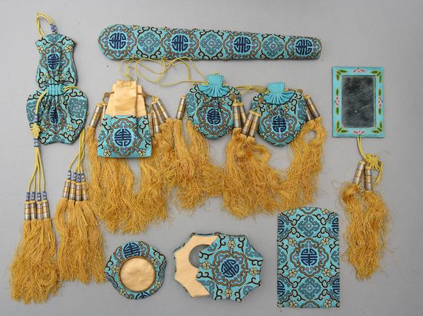 品月色缎钉线绣四合团寿纹活计-荷包