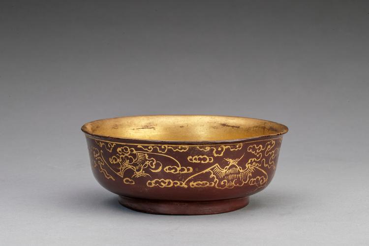 紫漆描金云蝠纹墩式碗