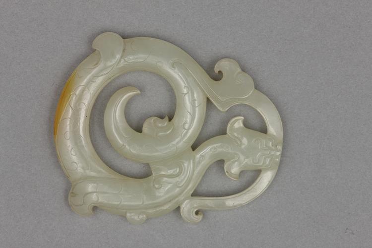 白玉镂雕蟠螭纹佩