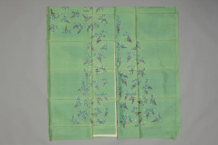 绿色实地纱绣浅彩藤萝纹袍料