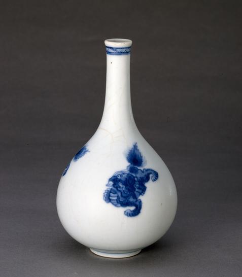 青花三兽图长颈瓶