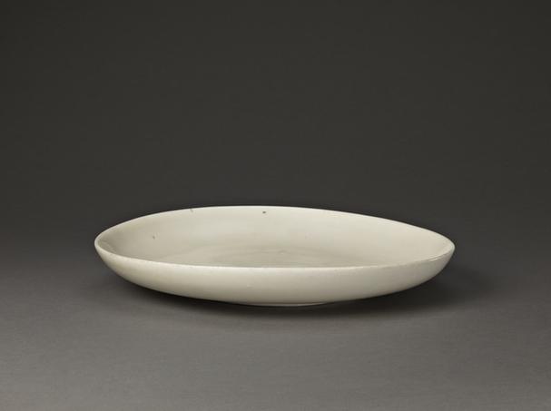 德化窑白釉刻龙赶珠纹盘