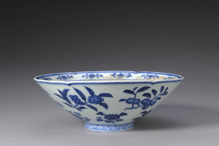 宣德款青花折枝花果纹葵瓣口碗