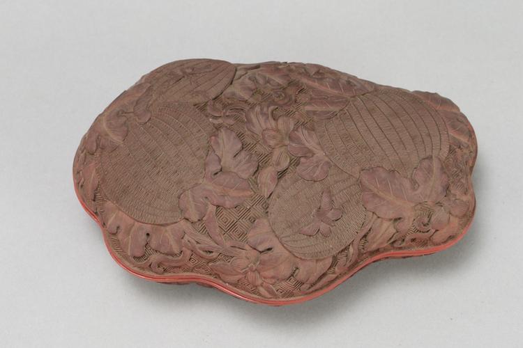 剔红瓜果纹叶式盒