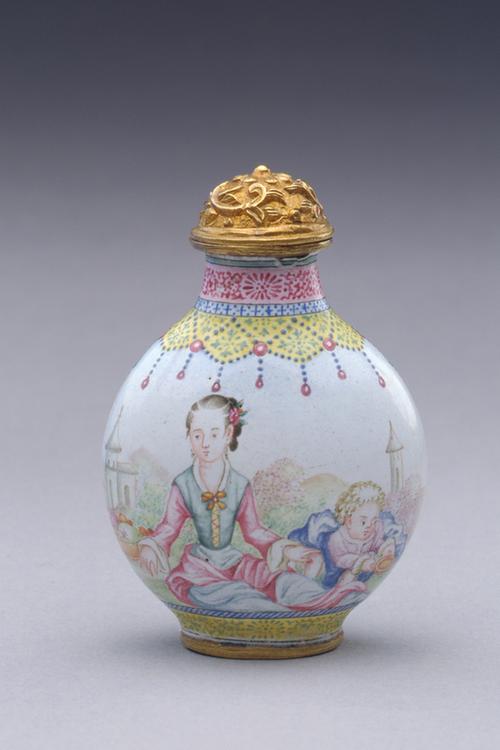 乾隆款画珐琅仕女婴戏图鼻烟壶