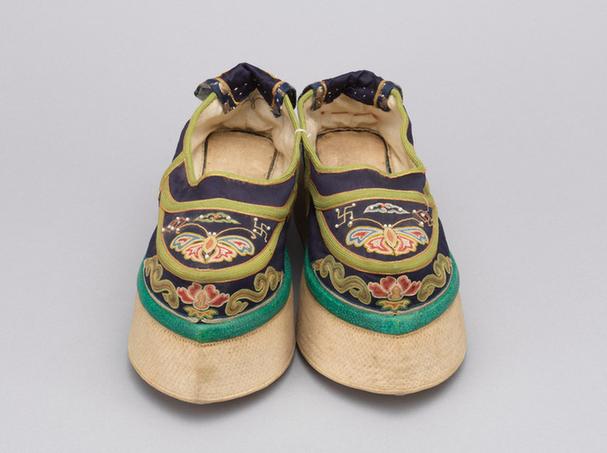 石青色缎锁绣蝴蝶纹尖底鞋