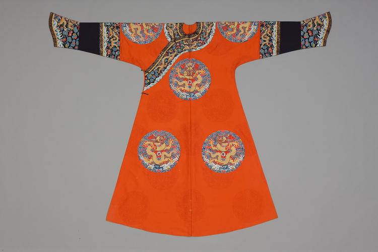 杏黄色纱绣八团彩云金龙纹女单龙袍