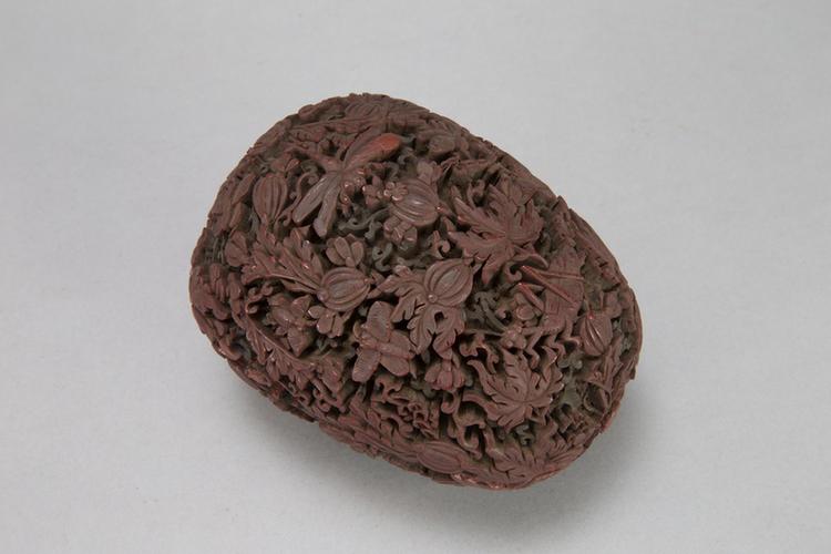 剔红花蝶秋虫纹瓜式盒